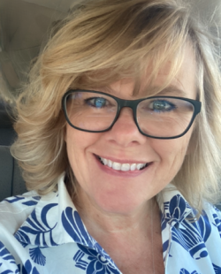 LizzyHeadShot LizzyHeadShot